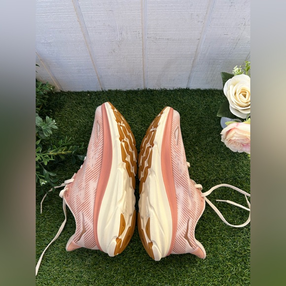 Hoka One One
Women's Clifton 9
Sneakers in
Sandstone/Cream 9B new - Picture 13 of 16